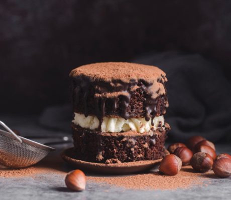Tarta de Chocolate Negro, Crema de Cacahuete y Chocolate Blanco.