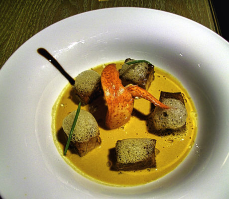 Aire de Café sobre Sashimi Marinado de Atún en Crema de Bogavante y Gel de Nécoras Lima-Limón
