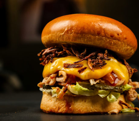 Hamburguesa BBQ con Queso Cheddar, Miel y Crocantes variados