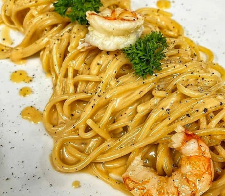 Espaguetti en Salsa Crema de Soja con Almejas y Langostinos al Ajillo