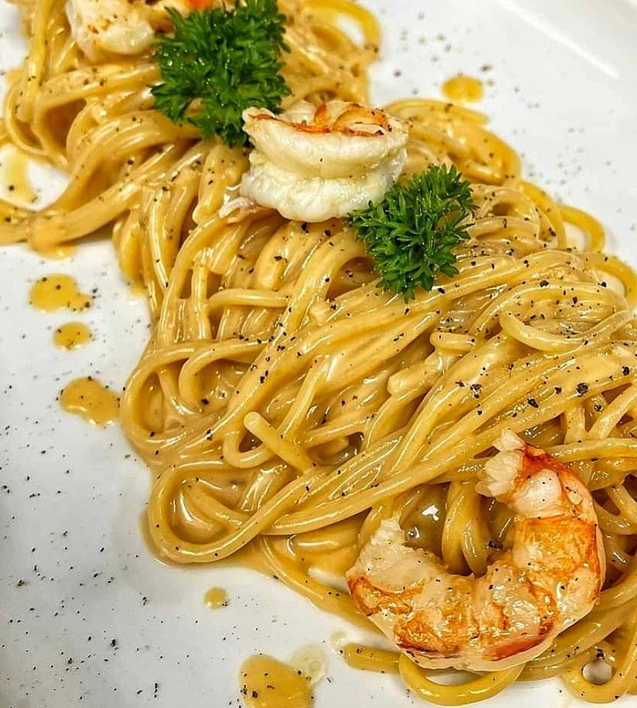 Espaguetti en Salsa Crema de Soja con Almejas y Langostinos al Ajillo -  