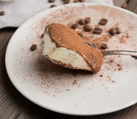 Tarta de Tiramisú y Aire de Amaretto sobre Crema de Café