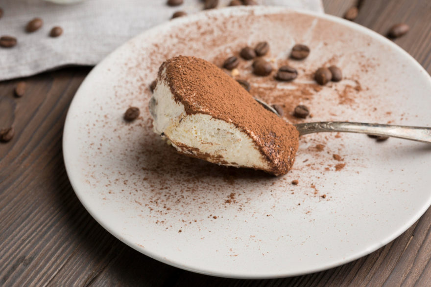 Tarta de Tiramisú y Aire de Amaretto sobre Crema de Café 