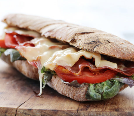 Chapata de Bacon, Tomate, Queso Curado y Sobrasada a la Miel