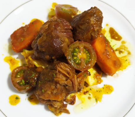 Tapa de Carrillera Ibérica anisada sobre Patata Brava