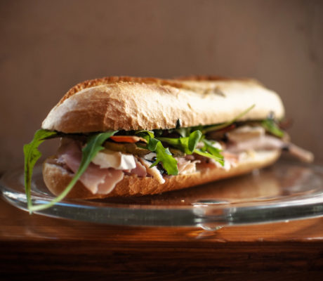 Bocadillo de Lacón, Brie, Ajo Negro, Tomate, y Rúcula