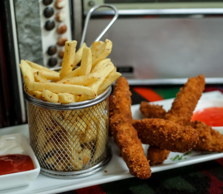 Fingers de Pollo y Queso con Patatas en Vinagreta de Pimentón