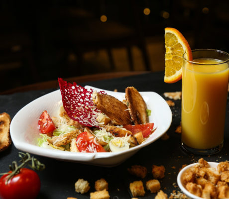 Ensalada César con Torrijas y Crujiente de Remolacha