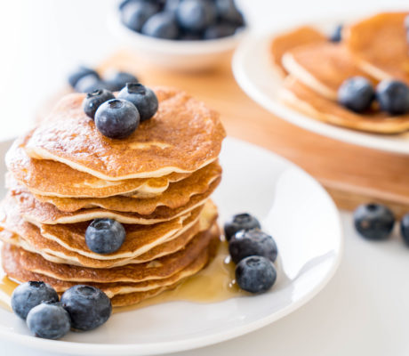 Tortitas Caseras y Sirope de Arce con Arándanos