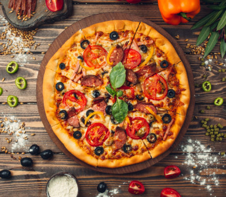 Pizza 2 Quesos con Bacon, Salami, Pepperoni y Aceitunas negras
