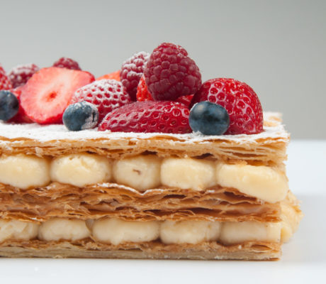 Milhojas con Frutas del bosque y Crema de Vainilla, Lima y Albahaca.
