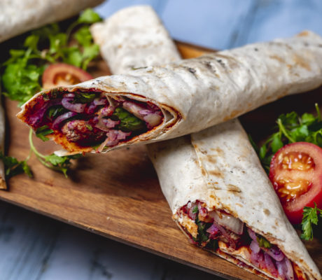 Fajitas de Mollejas de Lechal al Ajillo con Hummus al Piquillo