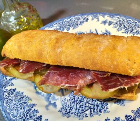Chapata de Jamón Ibérico con Tomate y Mayonesa Ibérica