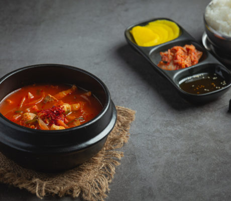 Caldo de Kimchi con Arroz Frito Coreano