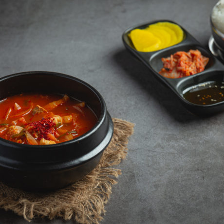 Caldo de Kimchi con Arroz Frito Coreano