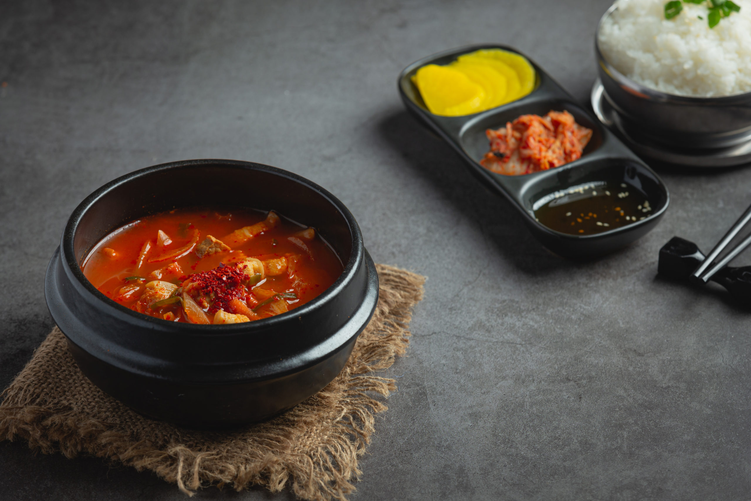 Caldo de Kimchi con Arroz Frito Coreano 