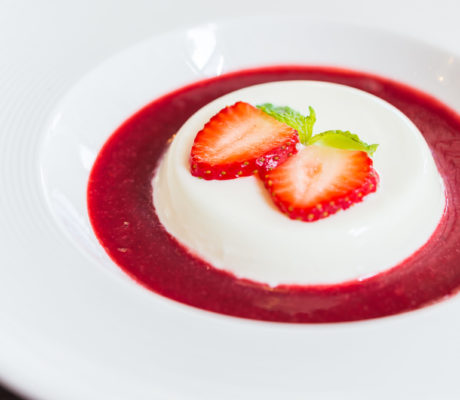 Panna Cotta de Vainilla con Coulis de Fresas y Frambuesas