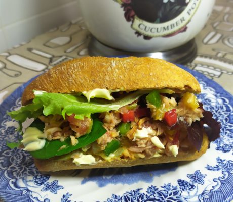 Chapata de Bonito Frito en Escabeche con Pimientos y Cebolleta