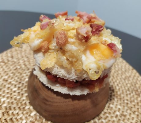 Bocado de Pisto con Miga de Jamón ibérico y sus Patatas, Torrezno y Huevos de Codorniz