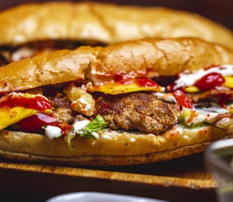 Bocadillo de Filetes Rusos al Curry, Pimientos de Piquillo, Cheddar y Salsa de Yogur