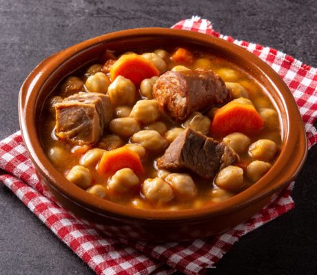 Garbanzos con Carne, Chorizo y Panecillos Libum