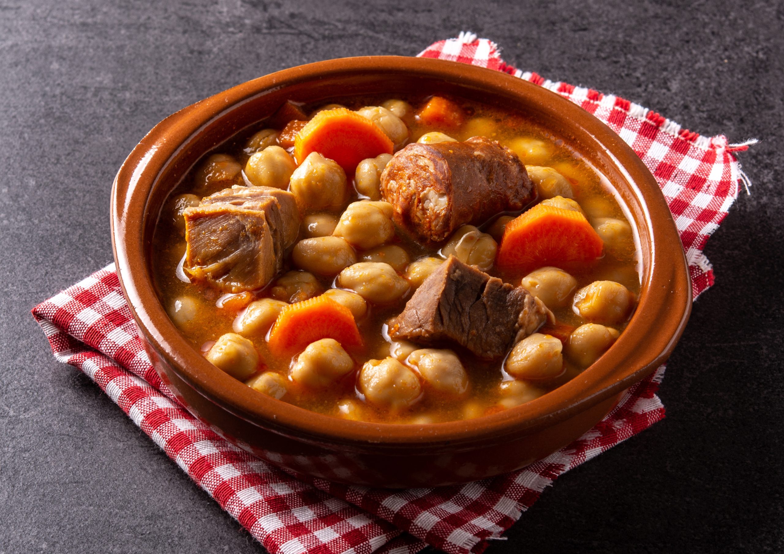 Garbanzos con Carne, Chorizo y Panecillos Libum