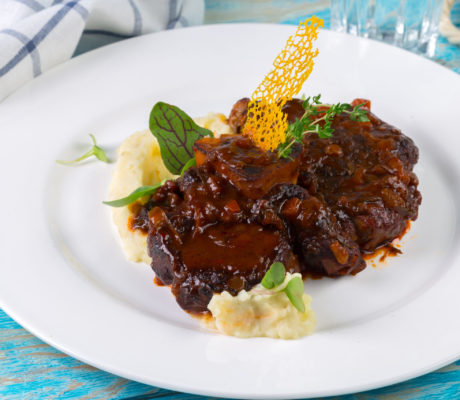 Osobuco con Boletus al Vino Tinto con Puré de Patata a la Mantequilla