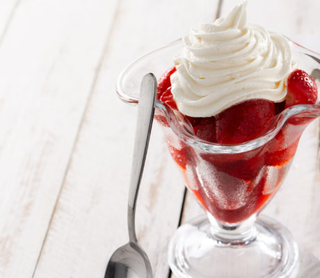 Fresas con Mermelada avainillada de Fresa ácida y Nata montada