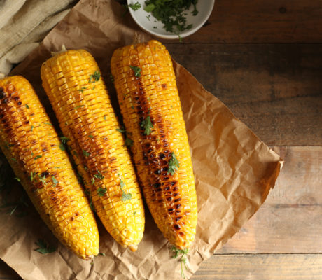 Mazorcas de Maíz maceradas y asadas en Mantequilla de Ajo, Perejil, Mandarina y Lima