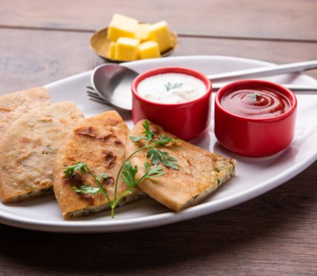 Pan Indú de Coliflor con Salsa Crema de Encurtidos al Curry (Gobi Ka Paratha)