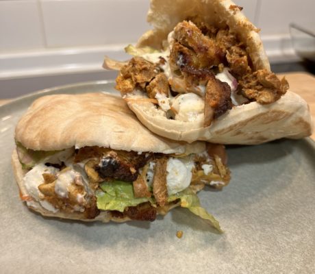 Kebab de Pollo con Mahonesa de Yogur griego especiada