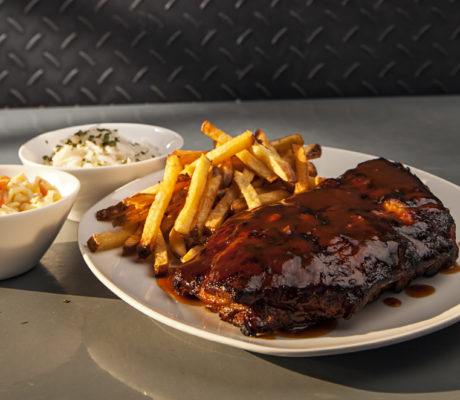 Costillas BarbaCola con ensalada de Col y Puré de Patata con Maíz Barbacoa