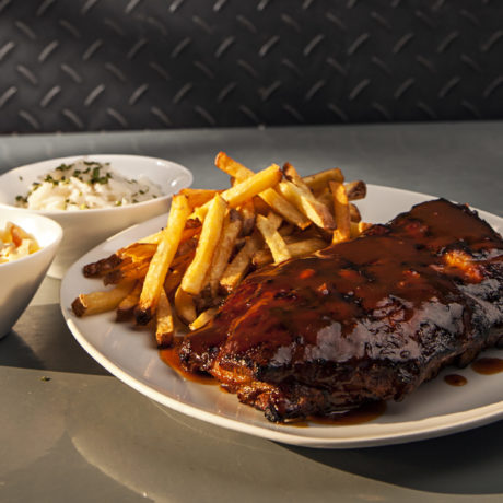 Costillas BarbaCola con ensalada de Col y Puré de Patata con Maíz Barbacoa