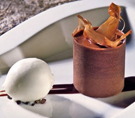 Teja de Cacao rellena de Espuma de Chocolate caliente sobre Brownie, Caramelo de Chocolate y Helado de Jengibre