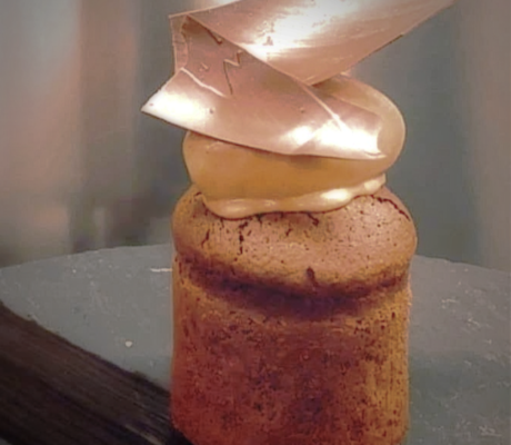 Coulant de Chocolate con Núcleo y Helado de Caramelo Salado