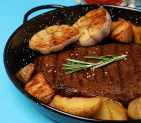 Entrecot, Patatas y Ajos Asados al Romero