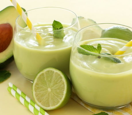 Crema fría de Yogur Griego con Aguacate, Lima y Pistacho