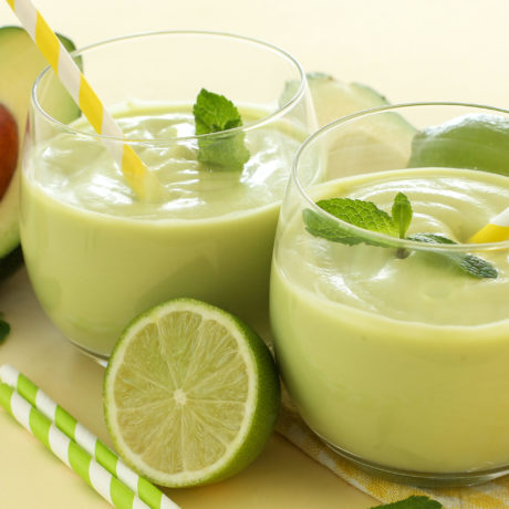 Crema fría de Yogur Griego con Aguacate, Lima y Pistacho