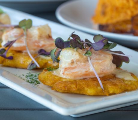 Tostones de Plátano Macho con Gambas en Crema salada de Piña Colada