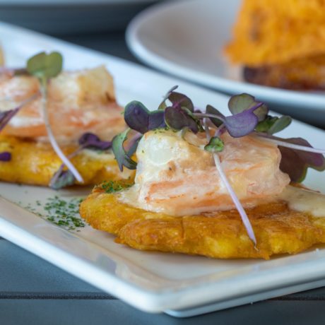 Tostones de Plátano Macho con Gambas en Crema salada de Piña Colada