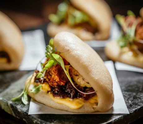 Secreto Tonkatsu empanado en Pan Bao con Kimuchi, Torreznos Ibéricos y Pimientos de Padrón