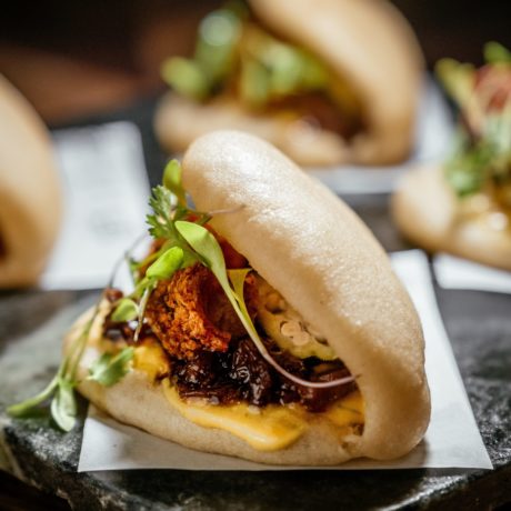 Secreto Tonkatsu empanado en Pan Bao con Kimuchi, Torreznos Ibéricos y Pimientos de Padrón