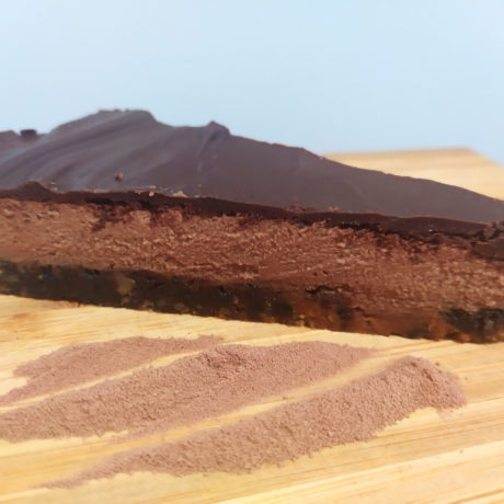 Tarta de Queso y Chocolate con Arena explosiva de Parmesano y Cacao