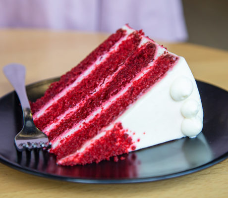 Tarta Red Velvet con Peta Zetas de Fresa