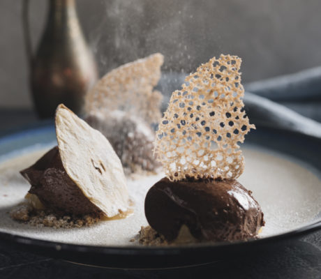 Bizcocho Conferencia relleno de crema de Pera y Limón con Helado y Mousse de Chocolate.