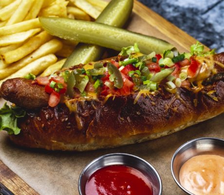 Perrito Caliente Hot Dog con Pico de Gallo Piña, Mole y Jalapeño