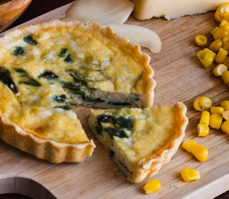 Quiche de Cebolla, Espinacas, Pimiento con Maíz frito y Mr. Corn