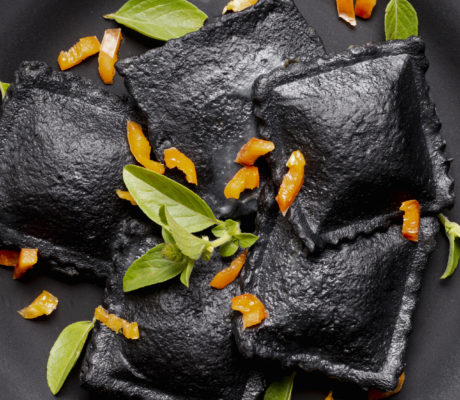 Raviolis Negros de Sepia y Gambas con Crema de Salvia al Ajillo