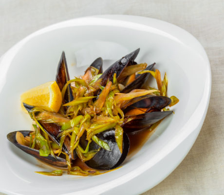 Mejillones en Caldo de Pollo, Puerros y Cebolletas a la Soja