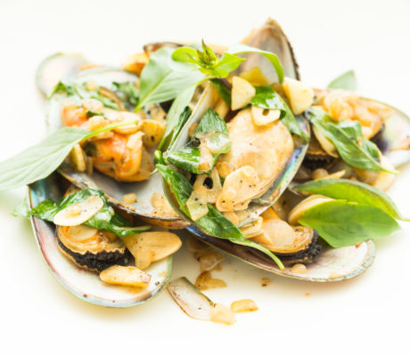 Mejillones al Vapor de Albariño y Txacolí con Ajillo de Hierbabuena